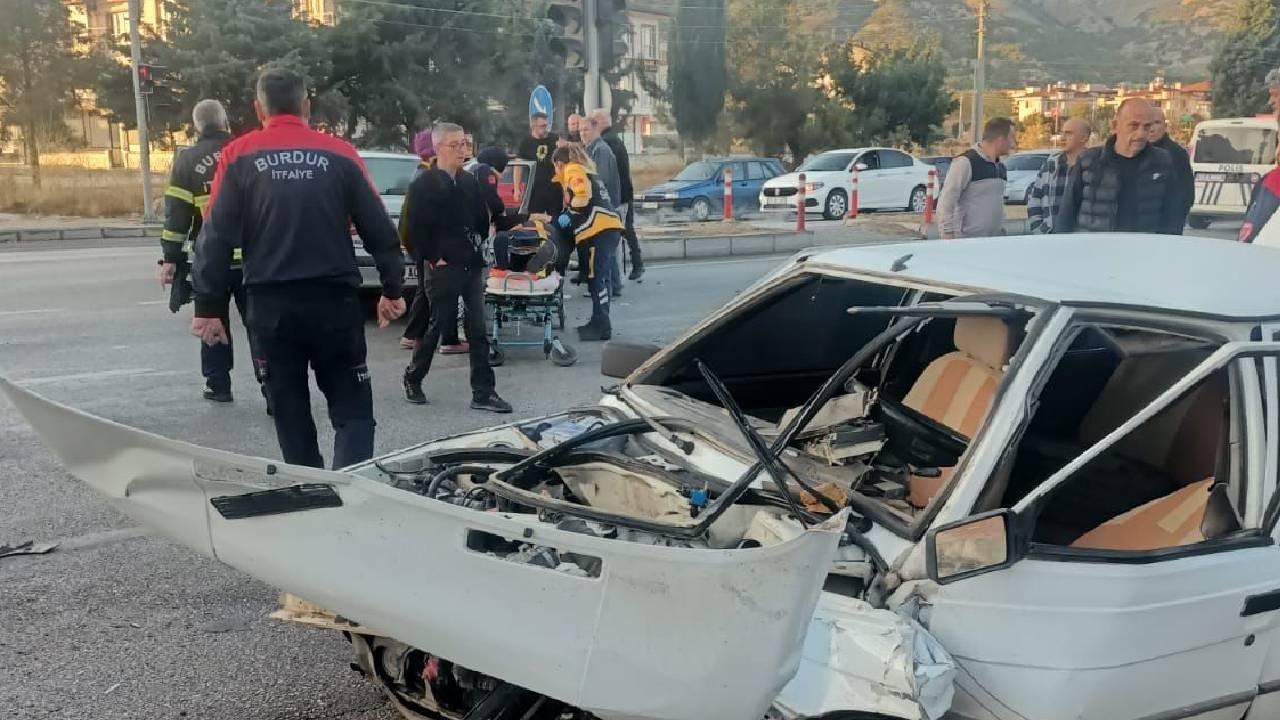 Burdur'da iki otomobilin çarpıştığı kaza 3 kişi yaralandı