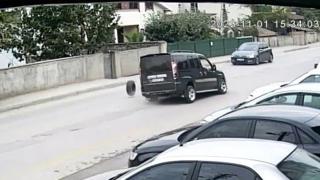 Kopan tekerlek karşıdan gelen otomobile çarptı