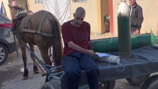 Filistinli bir adam eşek arabasıyla dolaşarak oksijen aradı