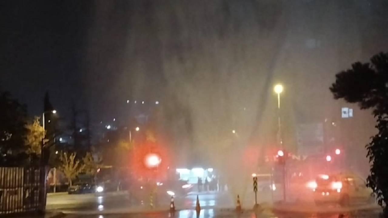Kadıköy'de su borusu patladı, fışkıran su metrelerce yükseldi