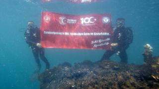 Van Gölü'nde Cumhuriyet'in 100. yılına özel dalış gerçekleştirdiler