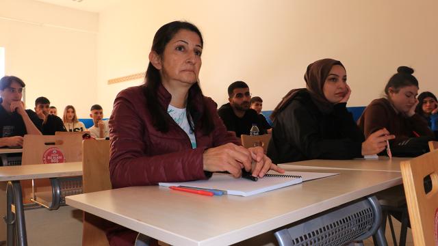 Enkazdan ��kar�lan 54 ya��ndaki kad�n �niversiteye ba�lad�