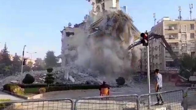 A��r hasarl� bina y�k�m s�ras�nda ��kt�