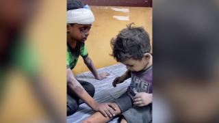 Evi bombalanan Filistinli çocuk hastanede tir tir titredi