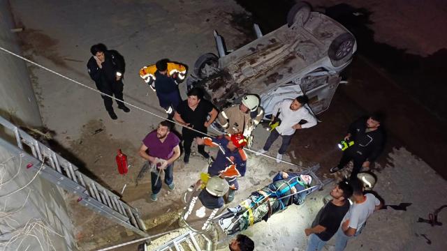 �stanbul'da kazaya kar��an otomobillerden biri kanala d��t�: 1'i a��r 6 yaral�