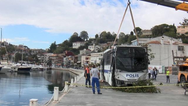Polisleri ta��yan otob�s denize d��mekten son anda kurtuldu