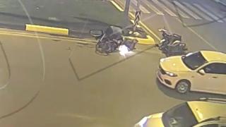Kavşağa hızlı giren iki motosiklet ve ters yönden gelen bisikletin çarpıştığı anlar kamerada