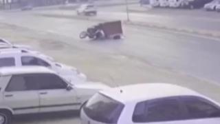 Mersin'de sahipsiz köpekten kaçan sepetli motosiklet devrildi
