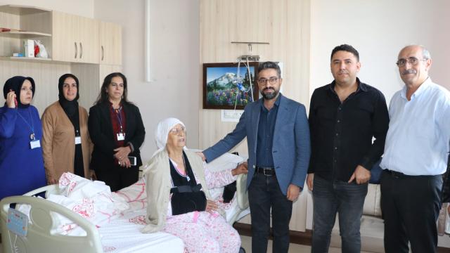 81 ya��nda omuz protezi ameliyat�yla sa�l���na kavu�tu