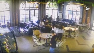 Kafede oturan gençler telefon patlamasıyla panik yaşadı