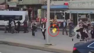 Alev alan tüpü balkondan kalabalığın üzerine attı