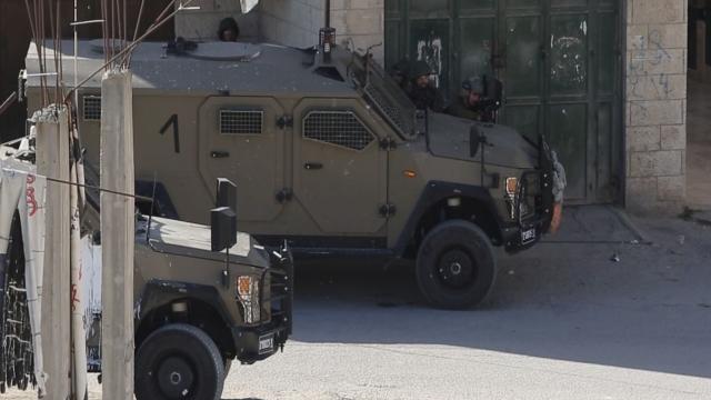 İşgalci İsrail güçleri, Batı Şeria'da bir hastaneye baskın yaparak hasta ve yakınlarına saldırdı haber görseli