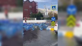 Damacana yüklü tırın dorsesi açıldı, iki kişi altında kalmaktan son anda kurtuldu