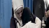 Gazze'deki Doktor Sara acılı bir kadına yaslanacak omuz oluyor