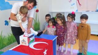 Kumbarasındaki tüm parasını Filistinli çocuklara bağışladı