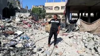 Ailesinden 35 kişiyi kaybeden Gazzeli, yıkılan mahallesini ziyaret etti