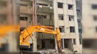 Hatay'da 5 katlı bina titreşimle yıkıldı: O anlar kamerada