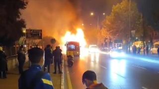 Seyir halindeki İETT otobüsü yandı