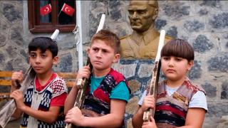 Iğdırlı çocuklardan Ata'ya saygı nöbeti