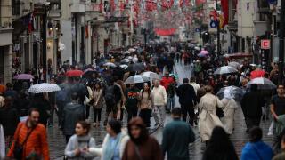 İstanbul'da fırtına ve sağanak etkili oldu: Çatılar uçtu, ağaçlar devrildi