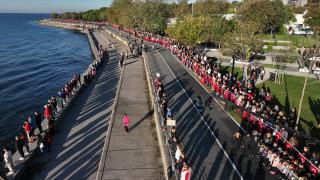 Kadıköy’de “Ata’ya Saygı Zinciri”