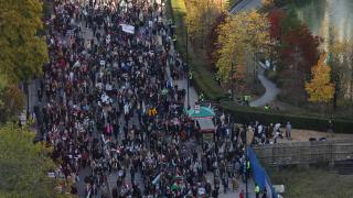 Londra'da on binlerce kişi 5. kez Filistin'e destek için sokaklarda