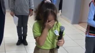 İlkokul öğrencisi "Atatürk" şiirini gözyaşlarıyla okudu