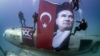 Kaş’ta Atatürk’ün ebediyete intikalinin 85'inci yıl dönümü nedeniyle özel dalış gerçekleştirildi