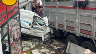 Freni patlayan kamyon önce kamyonete sonra dükkana çarptı