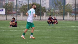 Hakemin kararını beğenmeyen futbolculardan oturma eylemi