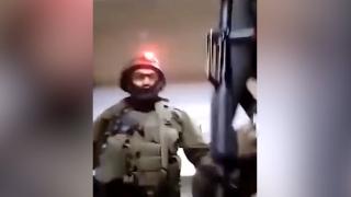 İsrail askerleri bir Filistinliyi sosyal medyada canlı yayın sırasında darbederek gözaltına aldı