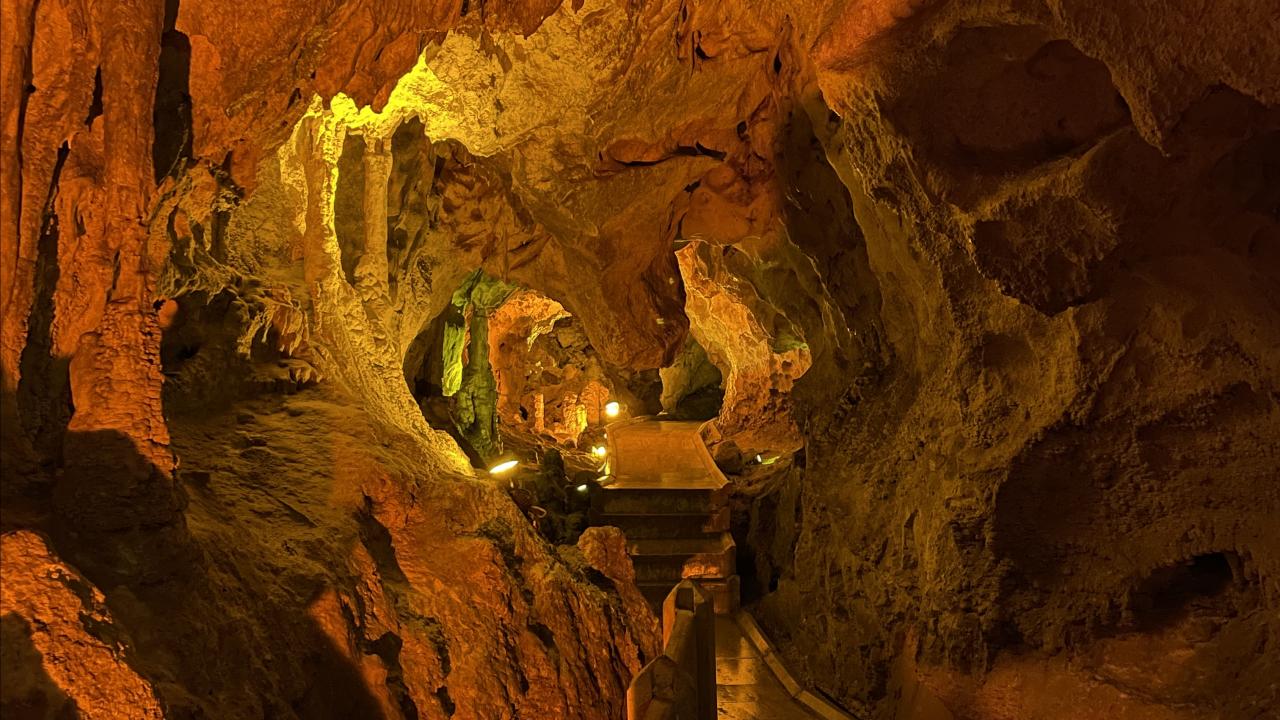 Suyunun güzelleştirdiğine inanılan Zindan Mağarası