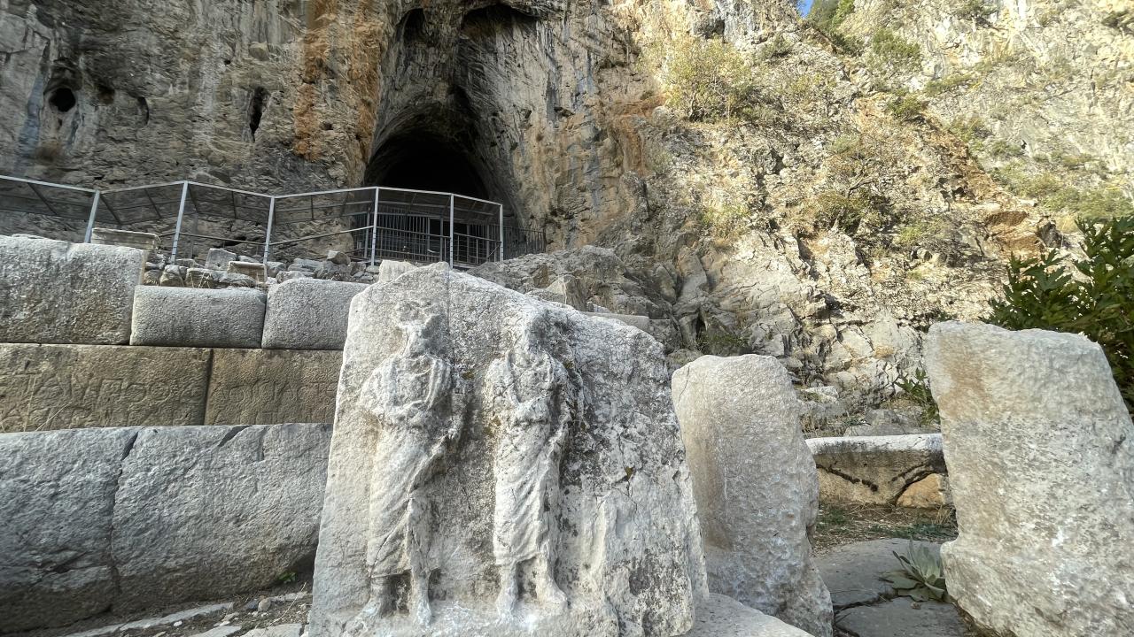 Ziyaretçilerini hayran bırakan İnsuyu Mağarası