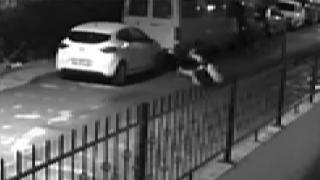 Park halindeki aracın aynasını kırarken yere düştü