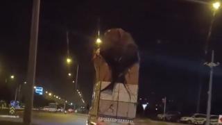 Aşırı yükle seyreden kamyonet trafiği tehlikeye attı