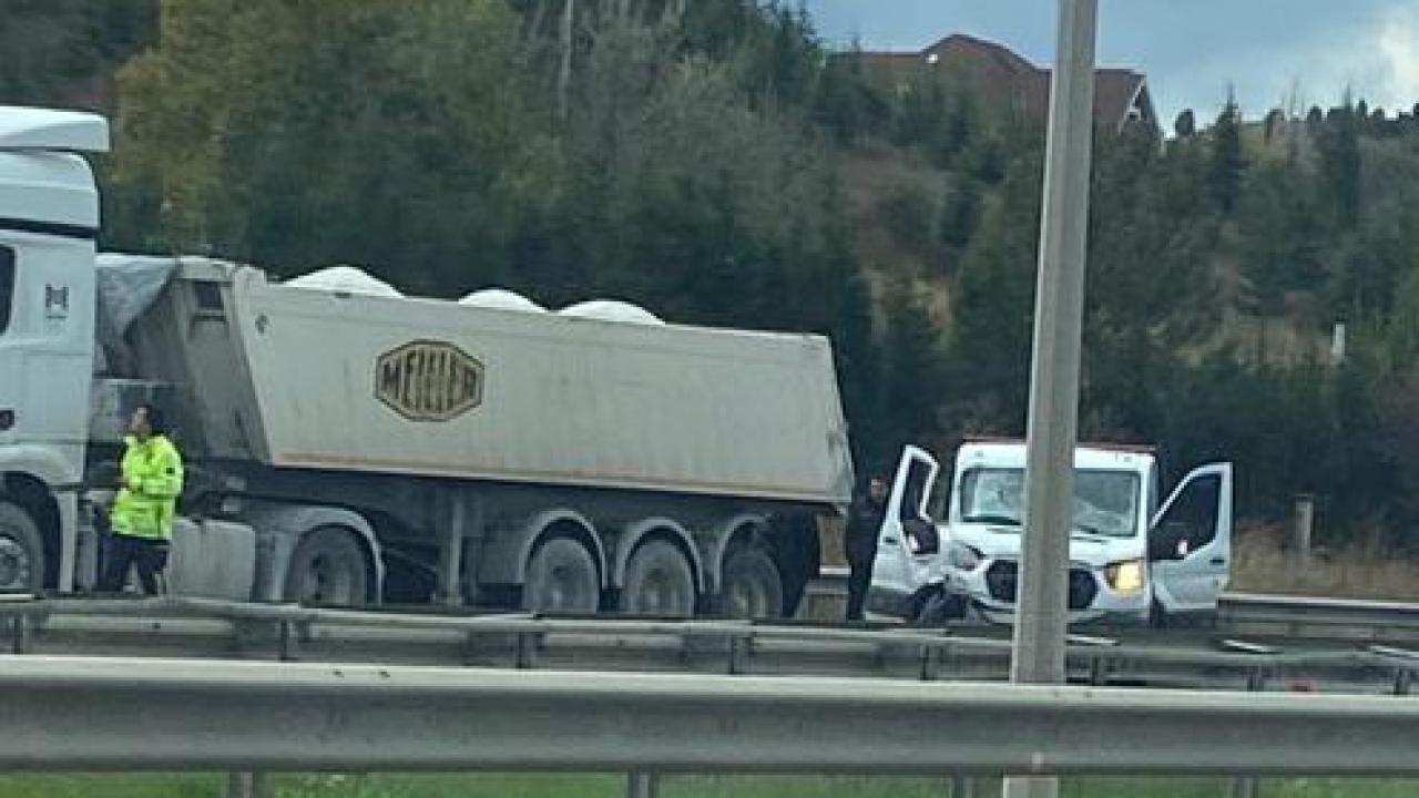 Bozüyük'te kamyonet park halindeki tıra çarptı: 2 yaralı