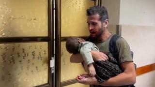 Acılı baba, çocuğunun cansız bedenini öperek hastane koridorlarında dolaştı