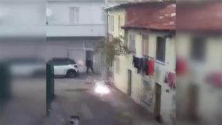 Kopan elektrik telinin altında kalmaktan son anda kurtuldu