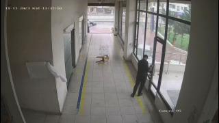 İstanbul'da fırtına kapıyı tutan işçiyi böyle savurdu