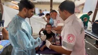 Gazze'de yaralılar hastane bahçesinde tedavi ediliyor