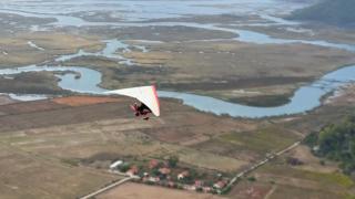 Gökyüzü motosikleti ile Dalyan manzarası