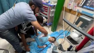 Hastanelerdeki imkansızlıklar nedeniyle Gazzeli çocuklar yerlerde ameliyat ediliyor