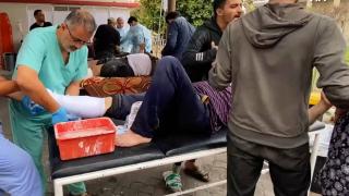 Gazze'deki el-Ehli Baptist Hastanesi'nde hastalar bahçede tedavi ediliyor