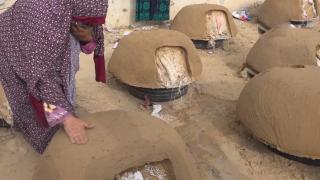 Filistinli kadınlar, gaz krizi nedeniyle kil fırınlarla yemeklerini pişirmek zorunda kalıyor