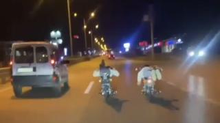 Motosikletle tehlikeli yarış kameraya yansıdı