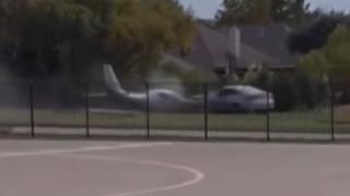 Uçak arabaya çarptı