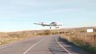 Otoyolda tehlikeli yakınlaşma: İniş yapan uçak minibüsü teğet geçti