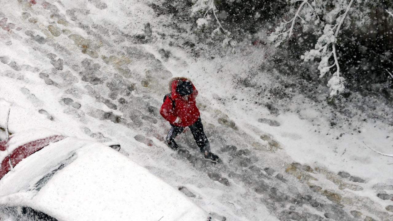 Ağrı ve Tunceli`nin yüksek kesimlerine kar yağdı