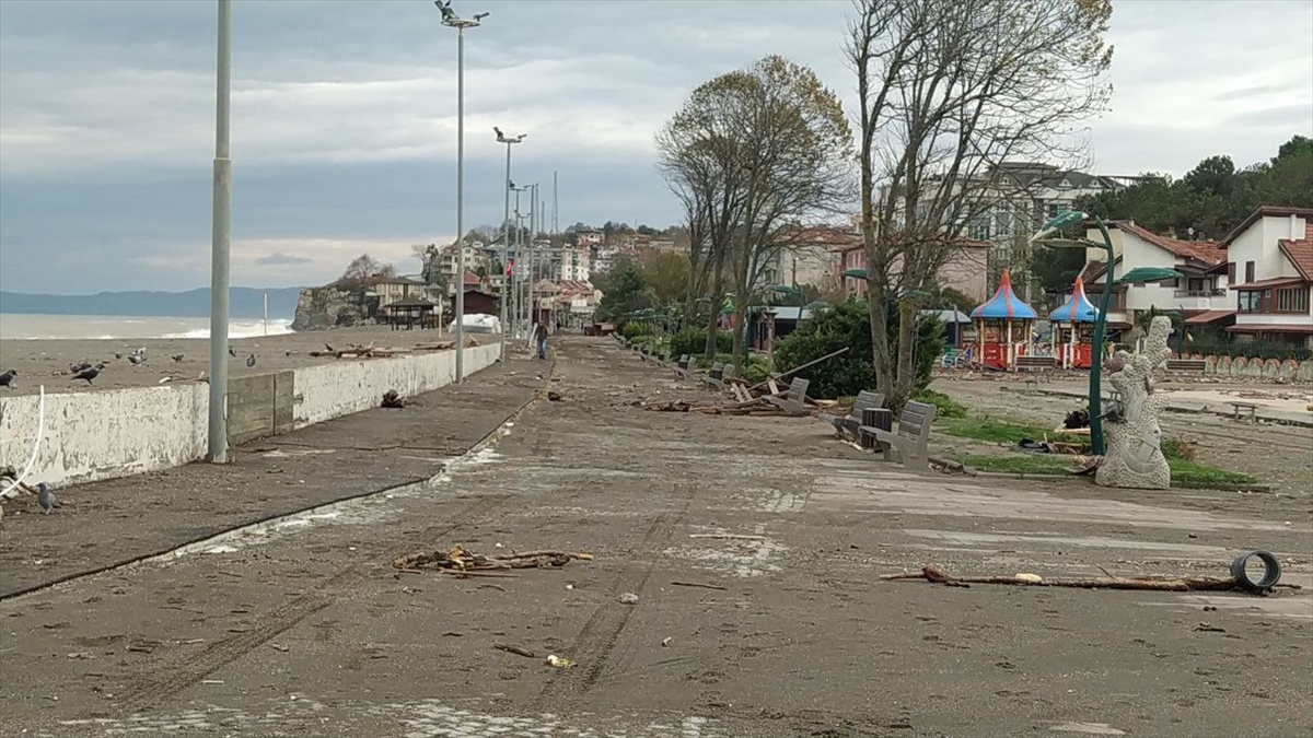 Akçakoca`da yürüyüş yolları kumla kaplandı, işletmeler zarar gördü