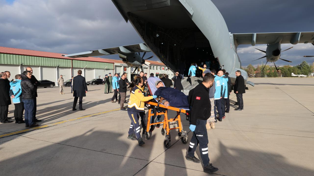 Çoğunluğu kanser hastası olan 61 hasta ile 49 refakatçinin bugün Mısır`dan Ankara`ya getirildiğini belirten Bakan Koca, bu süreçte emeği geçen tüm iç ve dış paydaşlara teşekkür etti. Sağlık Bakanı Koca, şöyle devam etti: